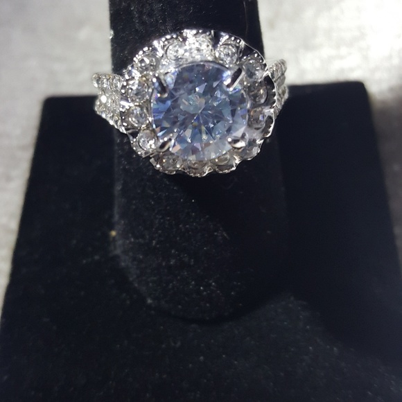 CZ Floret Solitaire Fashion Ring SZ 9 NWOT - Picture 1 of 2